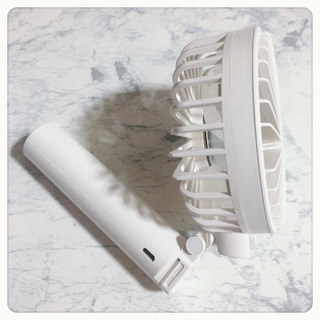 ꒰未使用꒱携帯用2wayミニ扇風機 白 小型ファン 首掛け 卓上 ハンディファンの画像