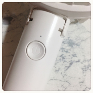 ꒰未使用꒱携帯用2wayミニ扇風機 白 小型ファン 首掛け 卓上 ハンディファンの画像