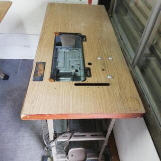 業務用ミシンの台　動きます　無料