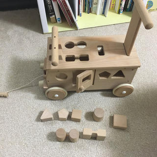 木製の車のおもちゃ