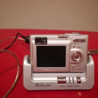 デジカメ（ジャンク品）と充電器