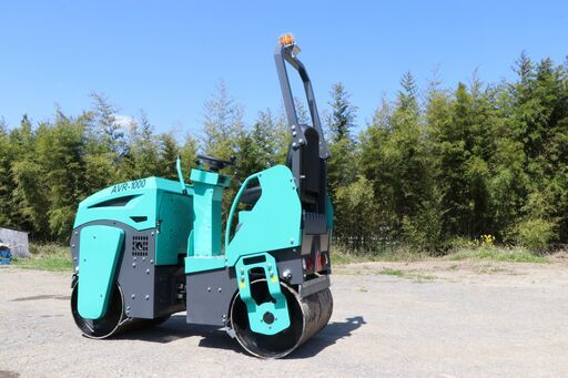 振動ローラー　楽々　AVR1000　ドラム幅：700㎜　新品　運転席付き　　日本新発売！　全国送料無料　領収証発行　保証付き　ロードローラー