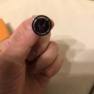 ヴィトン　レインボーピンバッジ２点セットの画像