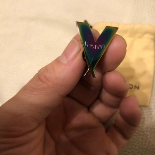 ヴィトン　レインボーピンバッジ２点セット