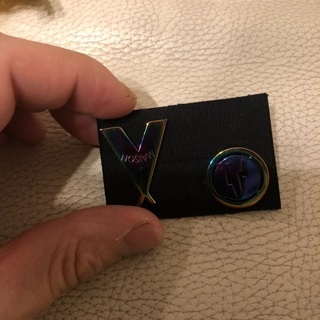 ヴィトン　レインボーピンバッジ２点セットの画像