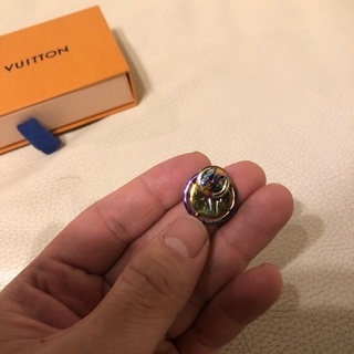 ヴィトン　レインボーピンバッジ２点セットの画像