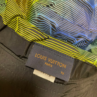 値下げしました🧳LOUIS VUITTON ルイビトン🇫🇷ナイロンハット　ブラック⚫️×レインボー🌈の画像