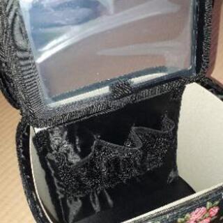 メイクポーチ　花柄　黒の画像