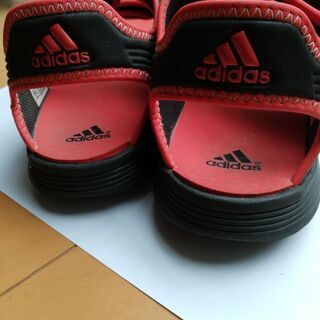 ★★　adidas 　黒&赤サンダル21cm 　★★の画像