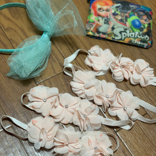 女の子 用品 髪飾りやエプロンなどの画像