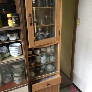 昔の食器棚　幅46センチ、奥行き30センチ、高さ180センチ