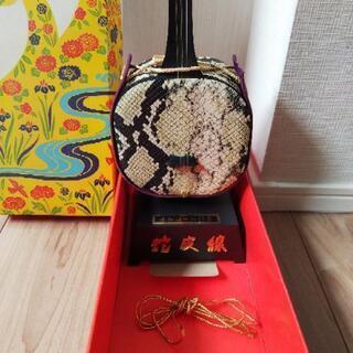 沖縄民芸品のオルゴール蛇皮線 の画像