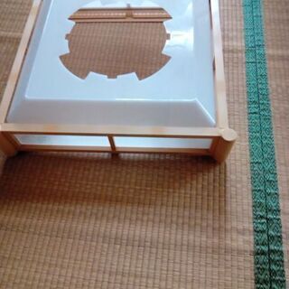 A木製縁のペンダントライトの傘の画像