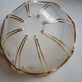 A木製縁のペンダントライトの傘の画像