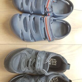 スニーカーと水遊び靴