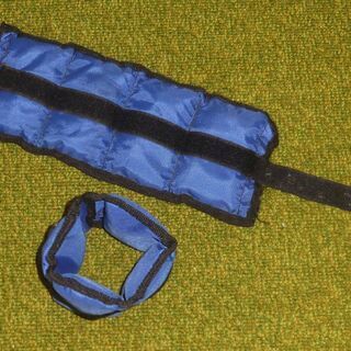 手首や足首に付ける、トレーニング用 おもり (健康用具) 【手渡...