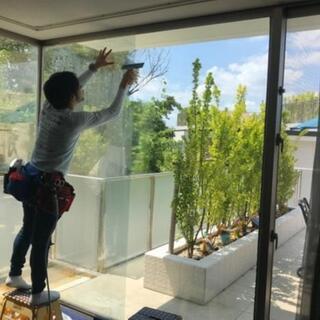 窓フィルムの取り付けを行います！