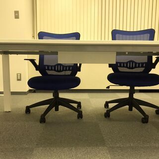 OAフリーデスク(白、コンセント電源間口付き、240㎝×120㎝)3パート連結の画像