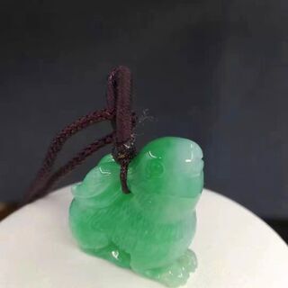 半額セール ミャンマー産 天然本翡翠 ペンダント ネックレス 緑色 兎 卯年 12史 干支 ヒスイA貨 お守り 誕生日プレゼント 縁結び 子孫繁栄 鑑別書付属 本物保証の画像