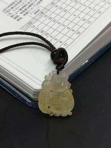 半額セール ミャンマー産 天然本翡翠 ペンダント ネックレス 黄色 鶏 酉年 12史 干支 ヒスイA貨 お守り 誕生日プレゼント 魔除け 鑑別書付属 本物保証