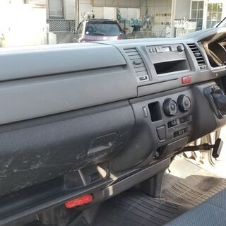 【成約済み】トヨタ　ハイエースバン　ロングＤＸ　TRH200　MT5速　 シルバー　8.6万K　車検付　ルームミラー表示バックカメラ　ワンオーナー　記録簿付き　荷台敷板設置　パワーウインドウ　電動格納ミラー　キーレス　５ＭＴ　ヘッドライトレベライザーの画像