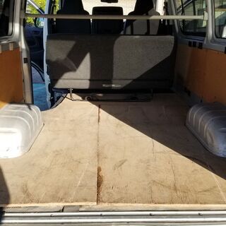 【成約済み】トヨタ　ハイエースバン　ロングＤＸ　TRH200　MT5速　 シルバー　8.6万K　車検付　ルームミラー表示バックカメラ　ワンオーナー　記録簿付き　荷台敷板設置　パワーウインドウ　電動格納ミラー　キーレス　５ＭＴ　ヘッドライトレベライザーの画像