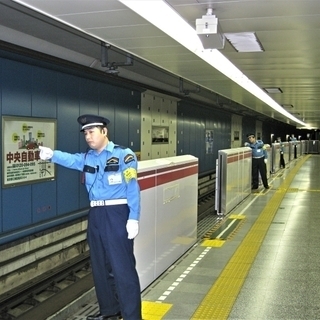 【警備STAFF】交通誘導・イベント・駅警備でのご案内業務・施設警備・駐車場警備等…たくさんのお仕事があります♪高日給+高待遇の警備のお仕事です♪ 株式会社オリエンタル警備 本厚木 秦野の画像