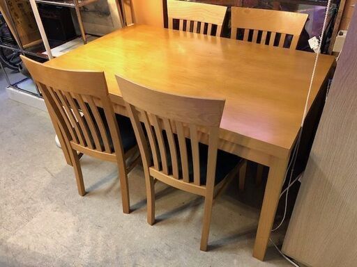 ⭐︎中古激安！　家具　ダインングセット　テーブルと椅子４脚のセット　木製ナチュラル色仕上げ　テーブルのサイズ：幅135cmx奥行85cmx高さ76cm　椅子のサイズ：幅46cmx奥行46cmx高さ88cm（座板までの高さ45cm）【KBE034】 ¥1３,800！！