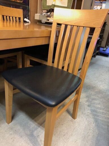 ⭐︎中古激安！　家具　ダインングセット　テーブルと椅子４脚のセット　木製ナチュラル色仕上げ　テーブルのサイズ：幅135cmx奥行85c