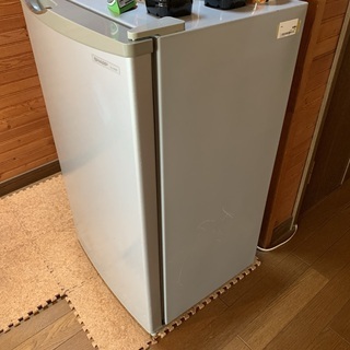 最終値下げ　シャープ　小型冷蔵庫　引き取り日時限定の画像