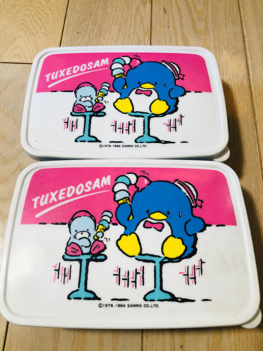 タキシードサムのタッパー2個セット