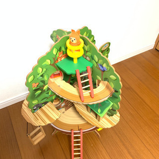 お子様のプレゼントに是非！360度遊べる木のドールハウスの画像