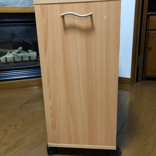 コロ付き本棚の画像