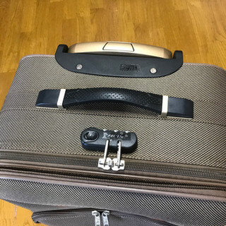 旅行　スーツケース　キャリーケースお話し中の画像