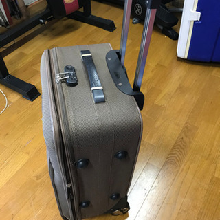 旅行　スーツケース　キャリーケースお話し中の画像