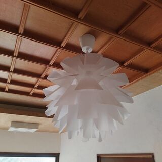 白い照明です。の画像