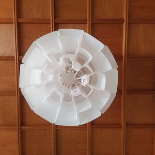 白い照明です。の画像