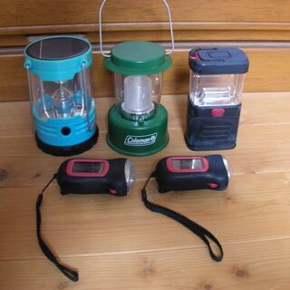 LEDランタン　懐中電灯　ソーラー　手回し
