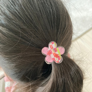 蝶の花形ヘアゴム　チャーム付きの画像