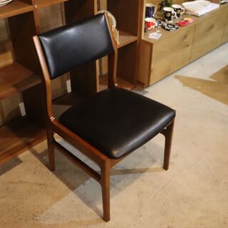 Karimoku/カリモク60のアームレスダイニングチェアです。ブラック(黒