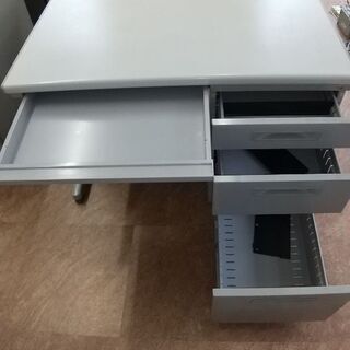5/17〜20に取りに来れる方へ無料でデスク差し上げます。の画像