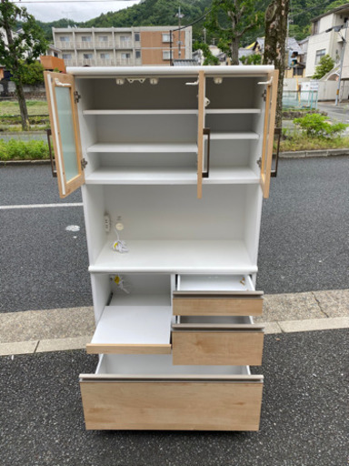 明るい色の食器棚