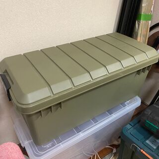 収納BOXを２つ、(画像の２つ、透明と暗めのグリーン)