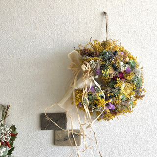 ミモザと花々のナチュラルリースの画像