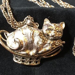 猫のペンダントウオッチ　Lamue　QUARTS