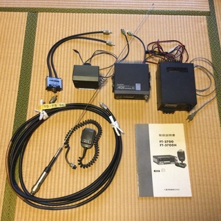アマチュア無線機と安定化電源一式
