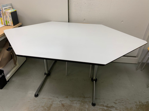 USMハラー　キトスオクタゴンテーブル　白