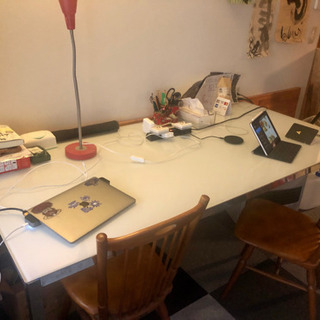 180×85cmの大型ガラステーブルの画像