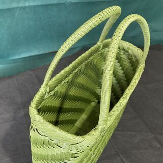 ハンドメイド網代編みバッグ　ウグイス色綾かがりの画像