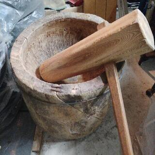 年季の入った臼と杵。